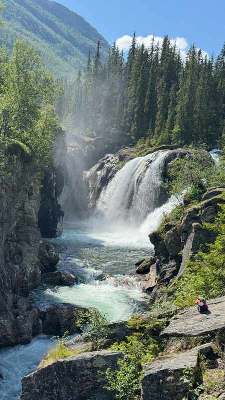 Rjukandefoss, Eastern Norway — Waterfall in the Valdres region accessible via hiking trails